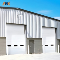 Porte de garage sectionnelle automatique en acier moderne sur mesure avec isolation thermique, système de sécurité et fonction coupe-vent pour entrepôt