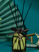 Diffuseur de parfum en verre plat vert olive foncé avec ruban et pendentif cerf, bâtonnets en fibre noire, décoration de luxe pour la maison et la salle de bain