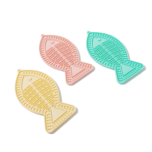 แผ่นรองเลียซิลิโคนสำหรับสัตว์เลี้ยงรูปปลา ขายส่งจำนวนมาก ชามอาหารสุนัขและแมวแบบกินช้า พร้อมจุกดูดสำหรับใส่น้ำ - Product Image 1