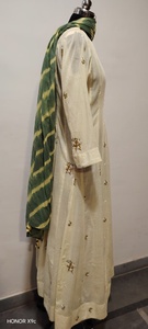 Ensemble Kurti en coton avec broderies et dupatta Lehariya pour les occasions festives. Design tendance, produit tendance pour les festivals. - Product Image 2