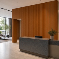 Revêtement mural intérieur WYRAX en WPC, aspect teck, avec film décoratif en PVC pour l'accueil des hôtels de charme