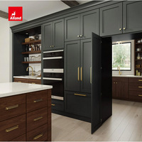 Armoires de cuisine Alland sur mesure, design ouvert nordique bicolore blanc et gris foncé, avec îlot en marbre et rangement mural supérieur