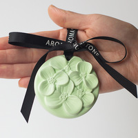 Diffuseur d'huiles essentielles en céramique rond suspendu décoratif pour la maison, logo personnalisé en usine, pierre parfumée en argile