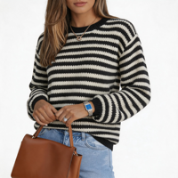 Pull-over en maille épaisse à col rond pour femme, rayures horizontales, contraste noir et blanc, épaules tombantes, poignets côtelés, coupe ample, haute qualité