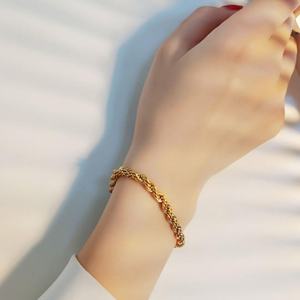 Bracelet minimaliste en acier inoxydable plaqué or 18 carats, géométrique, tendance, avec chaîne torsadée épaisse pour femme - Product Image 6