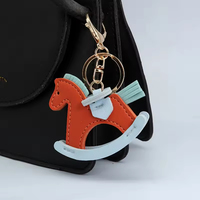 Nouveau Porte-clés Cheval à Bascule Tendance 2026, Pendentif Voiture et Breloque de Sac en Cuir PU Fait Main, Cadeau Personnalisé Adorable, Vente en Gros Disponible