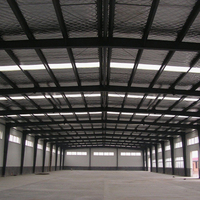 Entrepôt préfabriqué en structure d'acier résistant aux intempéries, hall de production spacieux, entrepôt préfabriqué