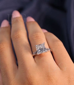 La bague solitaire en diamant taillé Princess présente des accents baguette effilés délicats et un réglage sécurisé à quatre broches parfait pour un cadeau - Product Image 4