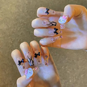 Ongles artificiels faits à la main de haute qualité, style Y2K, avec des lignes de flammes noires faites à la main et des incrustations de cristaux étincelants délicats. - Product Image 1