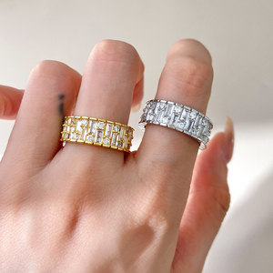 Bague en gros au design unique, sertie de zircons cubiques taille baguette ronde, à arrangement alterné, entièrement pavée de zircons pour femme - Product Image 3