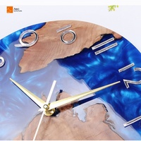 Horloge de table décorative élégante à quartz analogique à piles, en résine vert émeraude et mélange de bois naturel, pour un accent de style à la maison