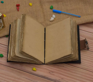 Carnet en cuir gaufré « Golden Snitch » fait main, journal celtique avec papier à bords festonnés, cahiers fantaisie pour cadeaux - Product Image 4