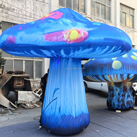 Champignon gonflable bleu coloré sur le thème de l'Alice au pays des merveilles, décoration publicitaire pour parc et jardin