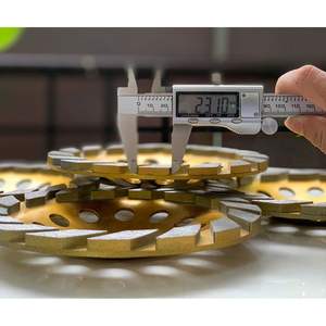 HGP 100mm Disco abrasivo de hormigón 12 cuchillas 10mm de espesor Herramientas abrasivas de diamante para amoladora de mano OEM de alta calidad - Product Image 5