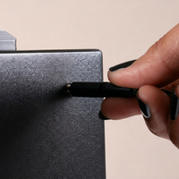 Le Trusure Mini est une machine portable d'authentification des diamants conçue pour une détection rapide et précise des diamants CVD et HPHT.