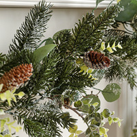 Couronnes de Noël pour porte d'entrée, guirlandes de Noël avec feuilles d'eucalyptus et cônes de pin pour décoration murale, fenêtre, hiver