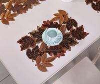 Napperons et chemin de table modernes en érable couleur curry foncé, brodés ajourés, résistants à l'huile, pour Thanksgiving, la récolte d'automne et l'usage domestique