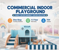 Aire de jeux intérieure commerciale avec toboggan en forme d'arche étoilée et piscine à balles avec jouets à thème pour garderies et centres commerciaux
