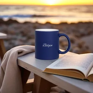 Taza de Cerámica Personalizada Azul Marino con Nombre y Diseño Moderno de 12 oz para Café y Smoothies para el Día del Padre y el Oktoberfest - Product Image 4