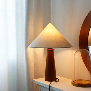 מנורת שולחן מעץ מלא בסגנון מודרני של אמצע המאה, עם אהיל בד בצורת חרוט, מנורת שולחן צד למיטה לתאורת פנים דקורטיבית - Product Image 2