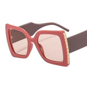 <span class=keywords><strong>2022</strong></span>ขนาดใหญ่กรอบใหม่มุกแว่นกันแดดสุภาพสตรี<span class=keywords><strong>แฟ</strong></span>ชั่นหรูหราย้อนยุคแว่นกันแดดขนาดใหญ่ - Product Image 5