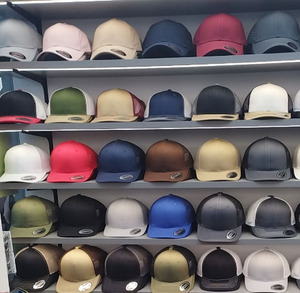 Casquettes de camionneur personnalisées en gros pour hommes, en sergé de coton de haute qualité, 6 panneaux, maille 112, fermeture snapback, logo brodé 3D, certifiées BSCI - Product Image 1