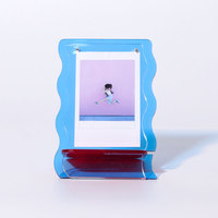 Vente en gros Nouveau cadre photo de table pendule magnétique transparent en acrylique avec cadre photo couleur design en dentelle ondulée