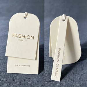 Étiquettes suspendues en papier recyclé imprimées avec logo personnalisé pour vêtements, chaussures, sacs, avec finition gaufrée et estampage à chaud, corde gratuite, écologiques - Product Image 1
