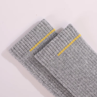 Chaussettes d'hiver en laine mérinos de couleur en gros pour hommes Chaussettes de sport d'extérieur avec logo personnalisé Chaussettes de course thermiques chaudes et imperméables pour femmes