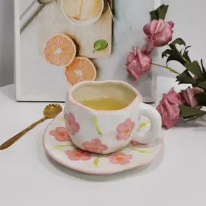 Venta al por mayor pintado a mano rejilla tulipán flor cielo azul nube blanca taza de café platillo pellizco de mano irregular Taza de cerámica platillo