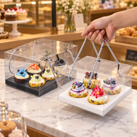 Boîte cadeau pour cupcakes en matériaux recyclés transparents personnalisés avec poignée en corde et impression dorée pour l'emballage de desserts de boulangerie