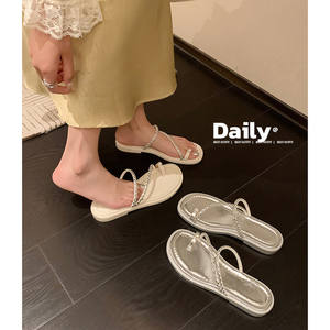 Sandalias planas antideslizantes de verano, estilo casual para vacaciones, sencillas y versátiles, con pedrería de perlas y punta dividida. - Product Image 5