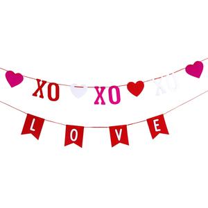 Bannière en feutre écologique faite à la main avec un imprimé cœur romantique XO, parfaite pour les fêtes de la Saint-Valentin. - Product Image 2