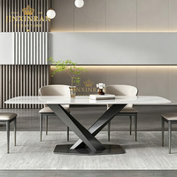 Table à manger longue avec plateau en marbre blanc, base en métal noir mat à double V, meubles de cuisine, de maison et de restaurant, sur mesure, 6 à 8 places