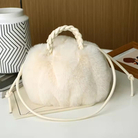 Sac à main mini seau plissé en fausse fourrure douce pour femme, avec deux poignées tressées et fermeture éclair, capacité 1-2L, design tendance