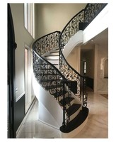 Escalier en acier courbé moderne et élégant de style Optima Luxury pour villa