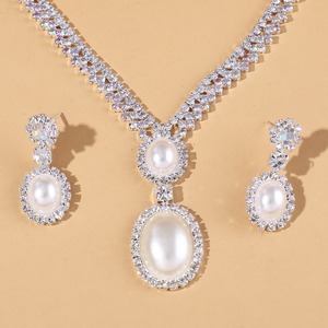 Conjunto de Collar y Pendientes de Lujo para Mujer, Glamuroso y Romántico, con Cadena de Garra Completa, Cristales de Estrás, Aleación de Zinc y Baño de Plata - Product Image 2