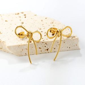 Pendientes de Lazo Minimalistas Hipoalergénicos de Alta Calidad para Mujer, Chapados en Oro de 18K, Joyería de Acero Inoxidable, Pendientes de Botón para Damas - Product Image 5