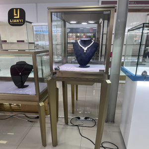 Vitrine de qualité muséale haut de gamme, sur mesure, intégrant une éclairage de sécurité avancé et une esthétique élégante pour les maisons de vente aux enchères - Product Image 2