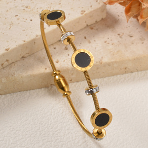 Bracelet magnétique premium en acier inoxydable doré poli, double coque, cadran torsadé, perles carrées en zircon, anti-rayures - Product Image 5