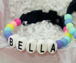 Acryl-Buchstaben-Halsband mit elastischem Kordelzug und bunten Perlen – Namenskette für Hunde – Farbiges Perlen-Halsband für Hunde und Katzen mit ID-Anhänger - Product Image 3