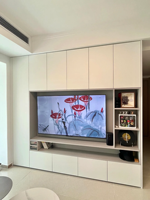 Mueble de TV Moderno con Puertas de Vidrio LED, Almacenamiento, Estantes Abiertos, Unidad de Pared Blanca para Sala de Estar
