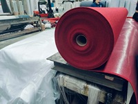 Bester Preis Moderner Polyester 1-2mm Roter Teppich für Hochzeiten und Veranstaltungen, Nadelfilzmaschinengefertigt, Rutschfest, Einweg