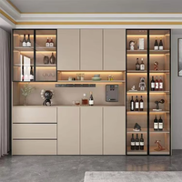 Armoire à vin de luxe moderne, bar à domicile, bois massif sur mesure, portes vitrées, éclairage LED, grande capacité pour villa et maison de luxe aux États-Unis