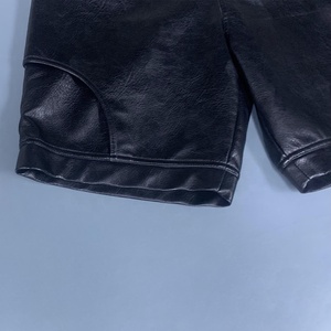 <span class=keywords><strong>Pantaloncini</strong></span> al Ginocchio da Uomo in <span class=keywords><strong>Ecopelle</strong></span> Nera, Stile Streetwear, con Logo Personalizzato OEM, Vita Elastica e Gamba Larga - Product Image 4