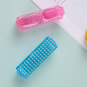 Cepillo para uñas de plástico con cerdas suaves para el cuidado y limpieza de uñas, tamaño mini, varios colores - Product Image 2