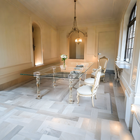 Table à manger carrée en acrylique transparent de design moderne et luxueux avec 8 places, plateau en verre trempé, assemblée pour une utilisation à domicile et en hôtel