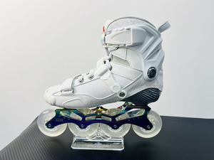 Set Completo <span class=keywords><strong>Pattini</strong></span> a Rotelle Professionali in Fibra di Carbonio per Slalom e Pattinaggio di Velocità <span class=keywords><strong>con</strong></span> Telaio in Lega di Alluminio LS-8PRO - Product Image 3