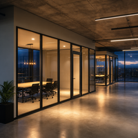 Cloison en verre encadrée avec profilé aluminium, écran vitré modulaire, séparateur de bureau, projet d'aménagement de locaux professionnels