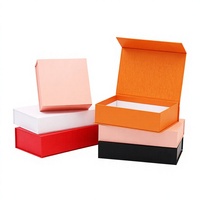 Boîte cadeau rectangulaire en carton de luxe à grande capacité, avec couvercle magnétique, design style dessin animé, en stock
